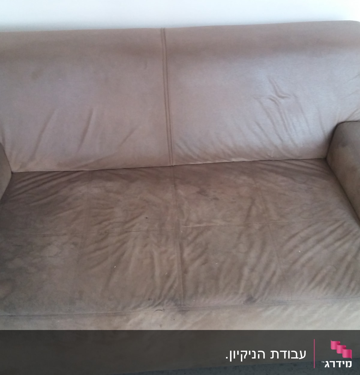 ספה חומה עם כתמים ולכלוך על המושב
